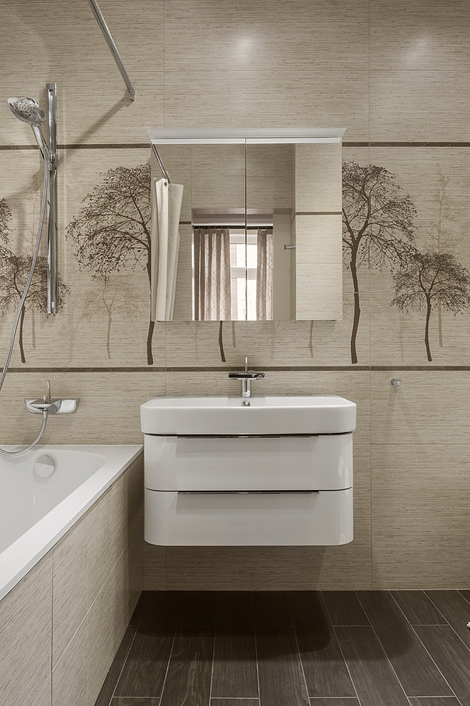 Exempel på ett mellanstort modernt en-suite badrum, med vita skåp, ett badkar i en alkov, beige kakel, keramikplattor, klinkergolv i porslin, brunt golv, släta luckor, en dusch/badkar-kombination, dusch med duschdraperi och ett integrerad handfat