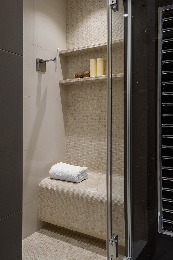 Свежая идея для дизайна: ванная комната среднего размера в современном стиле с душем в нише, бежевой плиткой, полом из керамогранита, душевой кабиной, белым полом и душем с распашными дверями - отличное фото интерьера