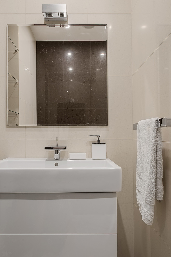 Пример оригинального дизайна: ванная комната среднего размера в современном стиле с бежевой плиткой и монолитной раковиной