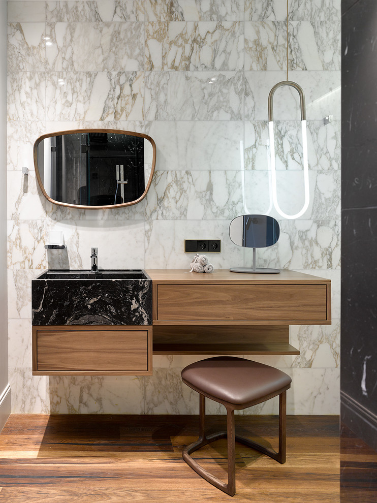 Ispirazione per una stanza da bagno minimal con ante lisce, ante in legno bruno, lavabo da incasso e pavimento marrone
