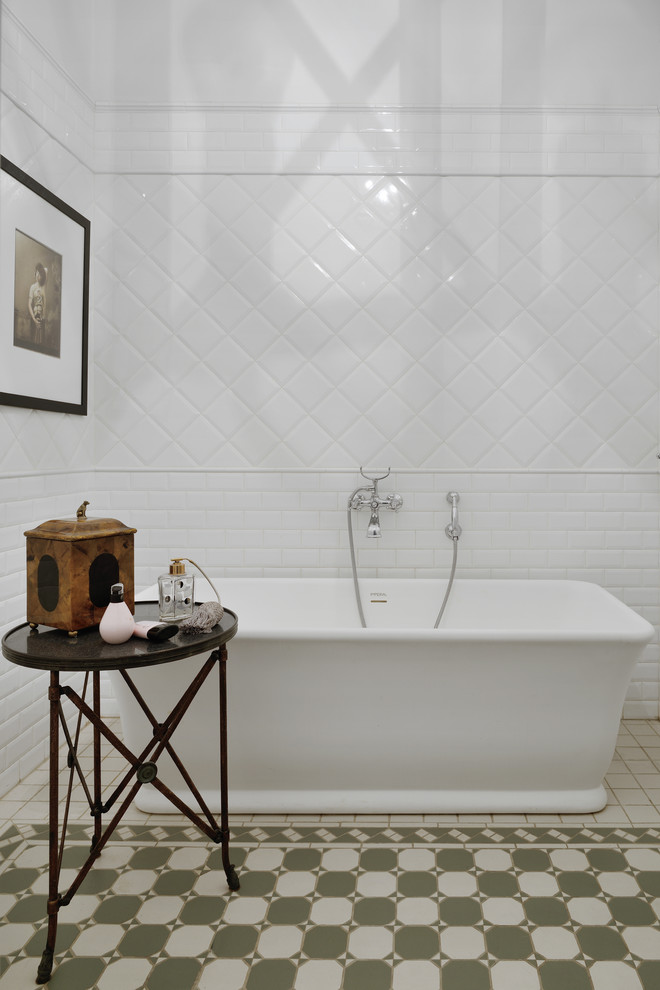 Imagen de cuarto de baño principal bohemio pequeño con bañera exenta, baldosas y/o azulejos blancos, suelo de baldosas de porcelana, suelo verde y baldosas y/o azulejos de cemento