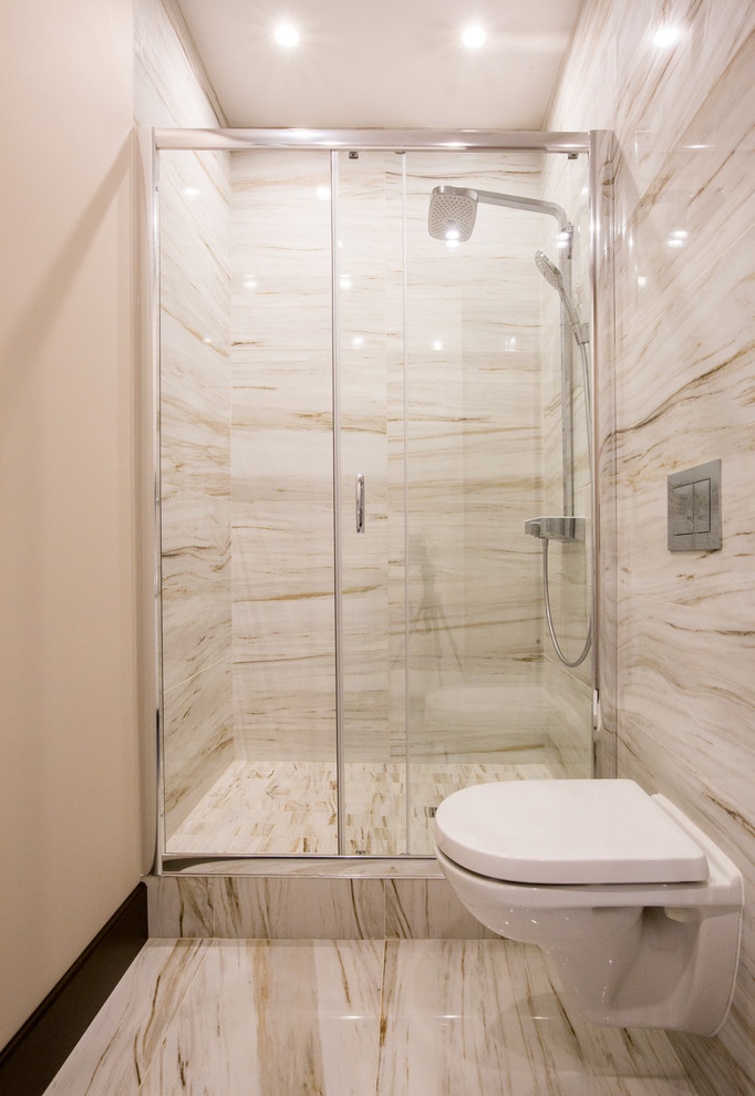 Идея дизайна: главная ванная комната среднего размера в современном стиле с плоскими фасадами, белыми фасадами, ванной в нише, душем в нише, инсталляцией, желтой плиткой, плиткой из травертина, желтыми стенами, полом из травертина, врезной раковиной, бежевым полом и шторкой для ванной