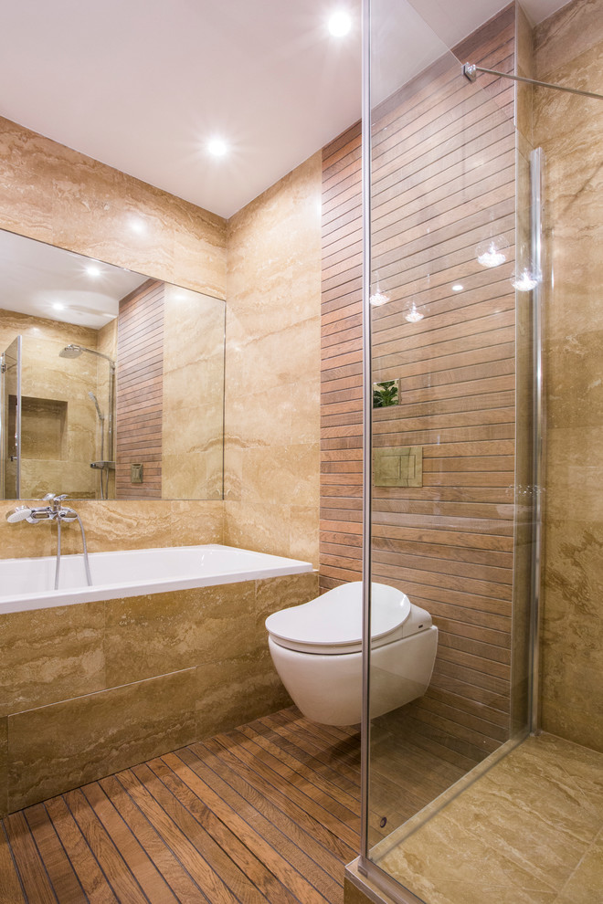 Modern inredning av ett mellanstort en-suite badrum, med släta luckor, vita skåp, ett badkar i en alkov, en dusch i en alkov, en vägghängd toalettstol, gul kakel, travertinkakel, gula väggar, travertin golv, ett undermonterad handfat, beiget golv och dusch med duschdraperi