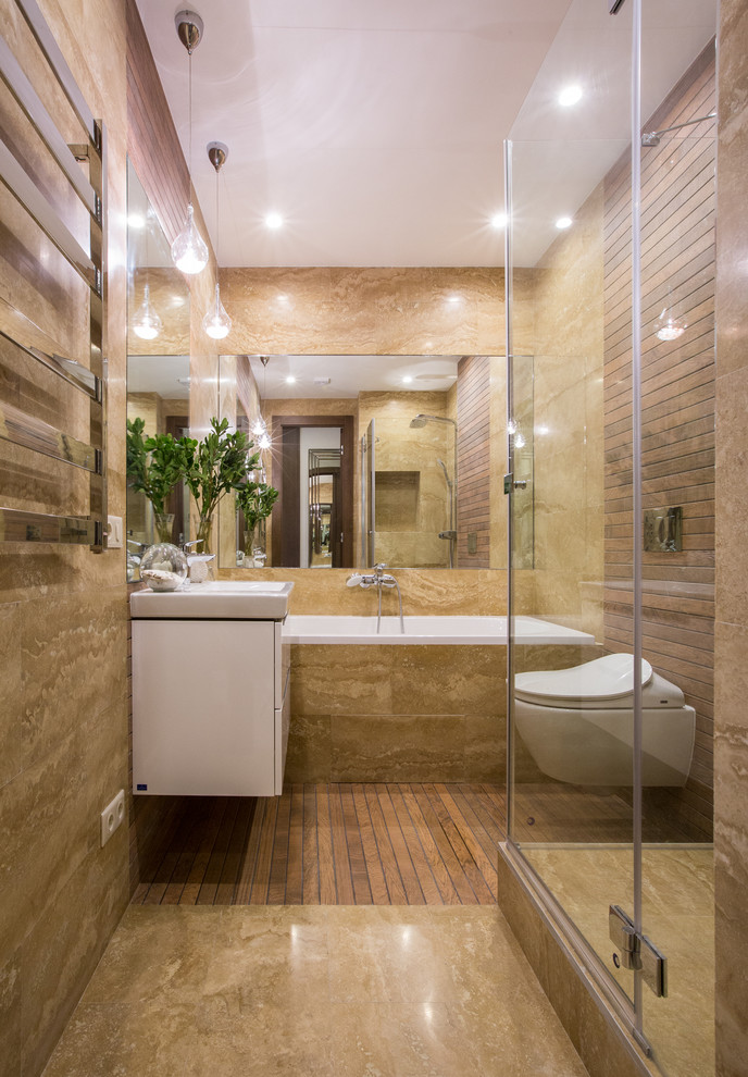 Стильный дизайн: главная ванная комната среднего размера в современном стиле с плоскими фасадами, белыми фасадами, ванной в нише, душем в нише, инсталляцией, желтой плиткой, плиткой из травертина, желтыми стенами, полом из травертина, врезной раковиной, бежевым полом и шторкой для ванной - последний тренд