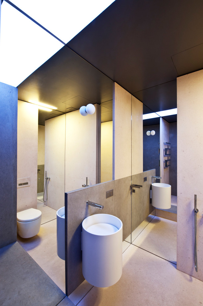 Ejemplo de cuarto de baño contemporáneo con sanitario de pared, paredes beige, aseo y ducha y lavabo suspendido