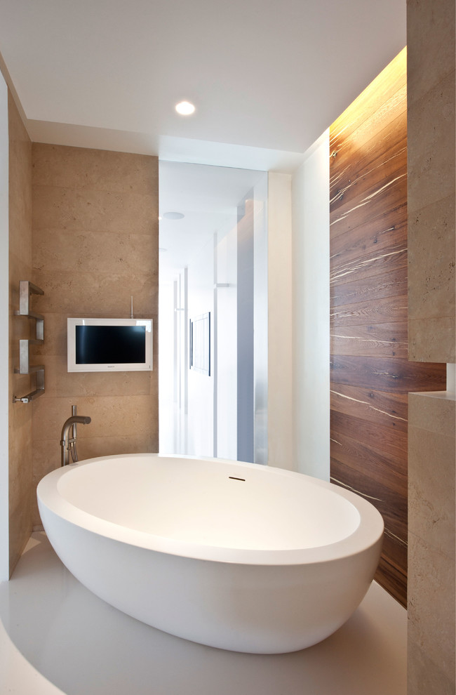 Свежая идея для дизайна: главная ванная комната в современном стиле с отдельно стоящей ванной и коричневой плиткой - отличное фото интерьера