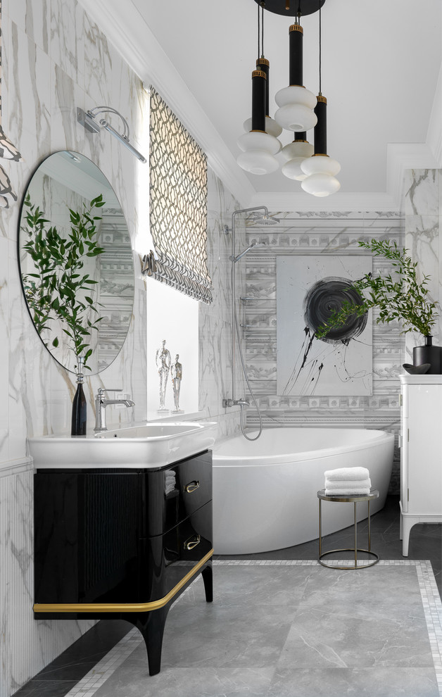 Свежая идея для дизайна: главная ванная комната в современном стиле с плоскими фасадами, черными фасадами, угловой ванной, серой плиткой, монолитной раковиной и серым полом - отличное фото интерьера