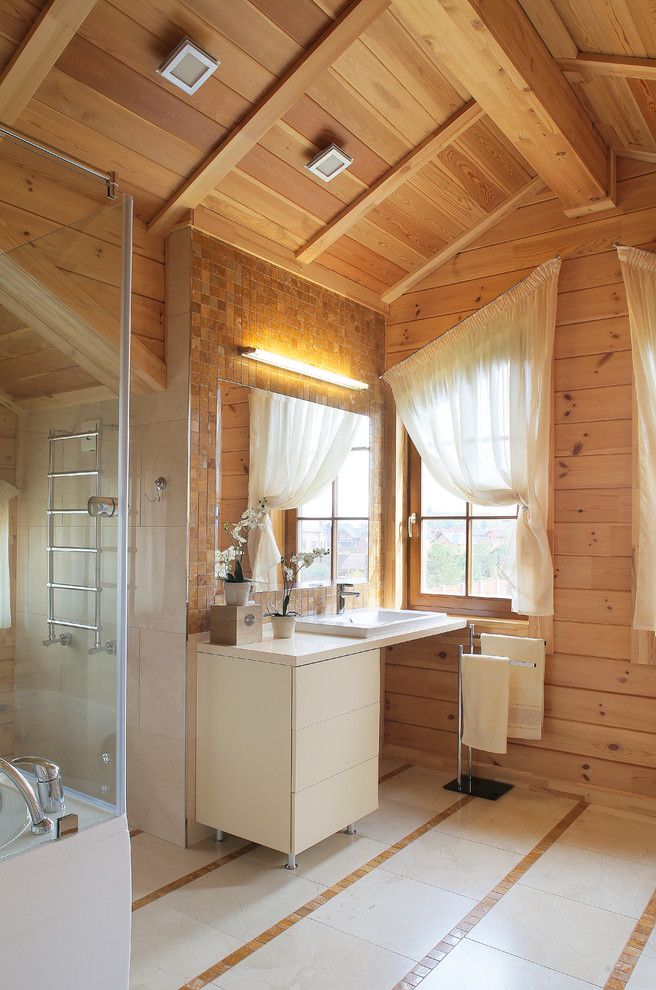 На фото: большая ванная комната в стиле кантри с белыми фасадами, коричневой плиткой, плиткой мозаикой, бежевыми стенами и бежевым полом