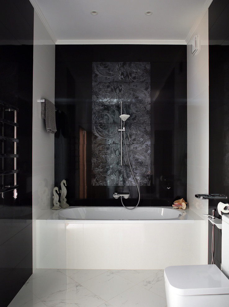 Exemple d'une grande salle de bain principale tendance avec une baignoire en alcôve, WC séparés, des carreaux de porcelaine, un sol en marbre, un sol blanc, un carrelage blanc et un carrelage noir.