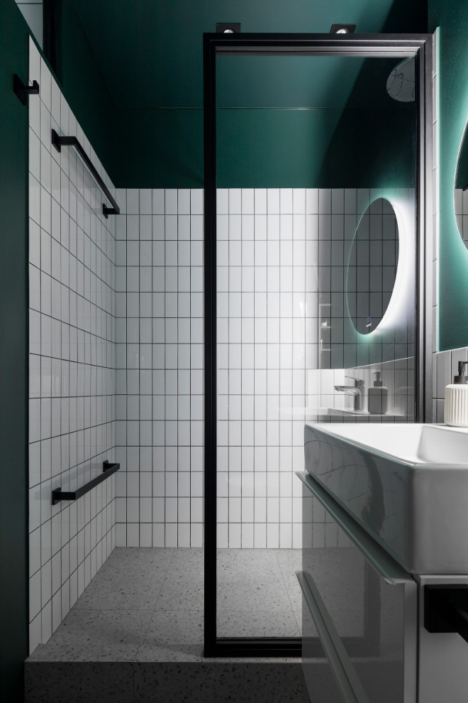 Imagen de cuarto de baño único contemporáneo con armarios con paneles lisos, puertas de armario blancas, ducha empotrada, paredes verdes, aseo y ducha y suelo gris