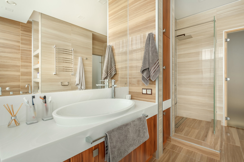 Свежая идея для дизайна: ванная комната в современном стиле с плоскими фасадами, фасадами цвета дерева среднего тона, бежевой плиткой, душевой кабиной, монолитной раковиной и угловым душем - отличное фото интерьера