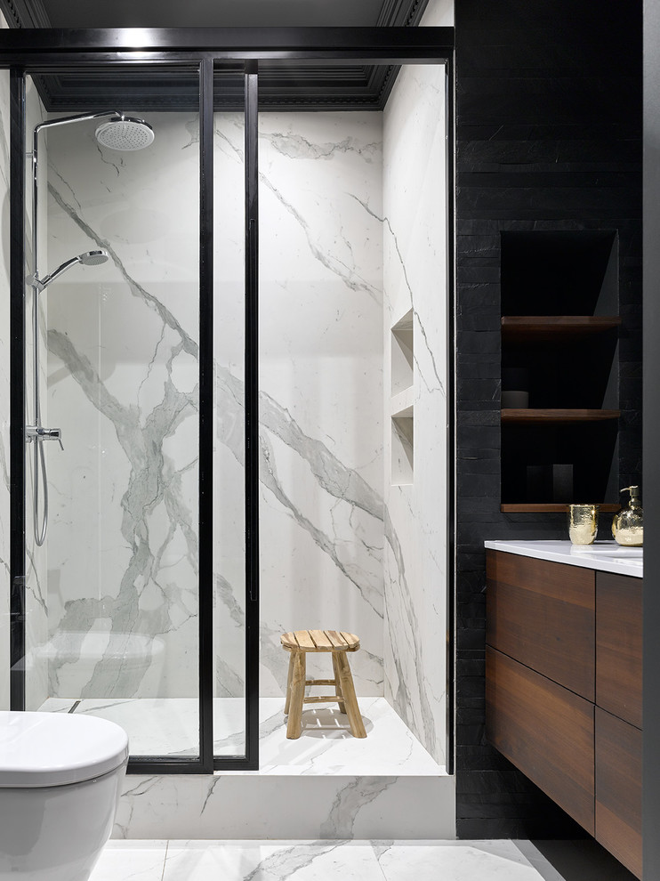 Свежая идея для дизайна: ванная комната в современном стиле с плоскими фасадами, душем в нише, душевой кабиной, белым полом, душем с раздвижными дверями, черной плиткой и белой столешницей - отличное фото интерьера