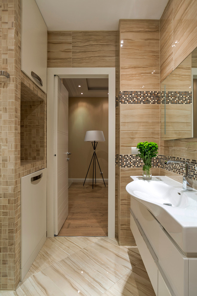 Свежая идея для дизайна: ванная комната в современном стиле с плоскими фасадами, белыми фасадами, бежевой плиткой, монолитной раковиной и бежевым полом - отличное фото интерьера