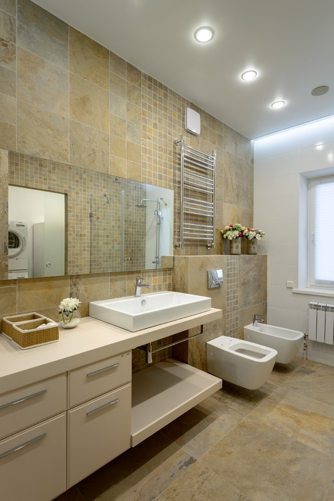 На фото: большая главная ванная комната в современном стиле с открытыми фасадами, бежевыми фасадами, писсуаром, бежевой плиткой, бежевыми стенами, мраморным полом, врезной раковиной и столешницей из дерева