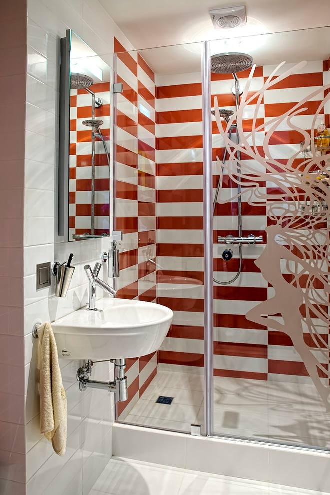 Идея дизайна: ванная комната в современном стиле с душем в нише, белой плиткой, оранжевой плиткой, душевой кабиной и подвесной раковиной