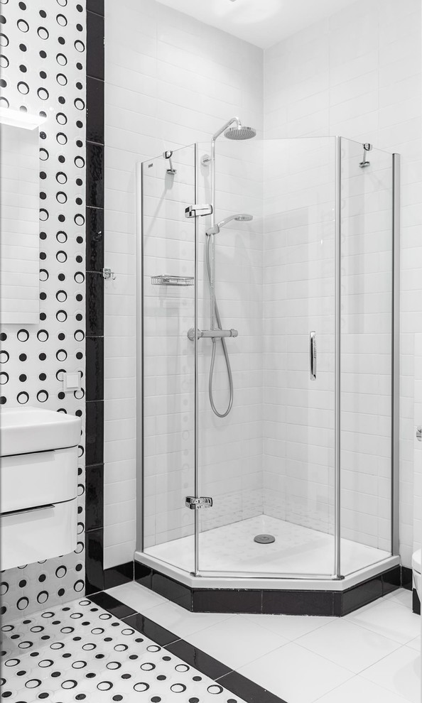 Источник вдохновения для домашнего уюта: ванная комната в современном стиле с плоскими фасадами, белыми фасадами, угловым душем, белой плиткой, черно-белой плиткой, черной плиткой, душевой кабиной и душем с распашными дверями