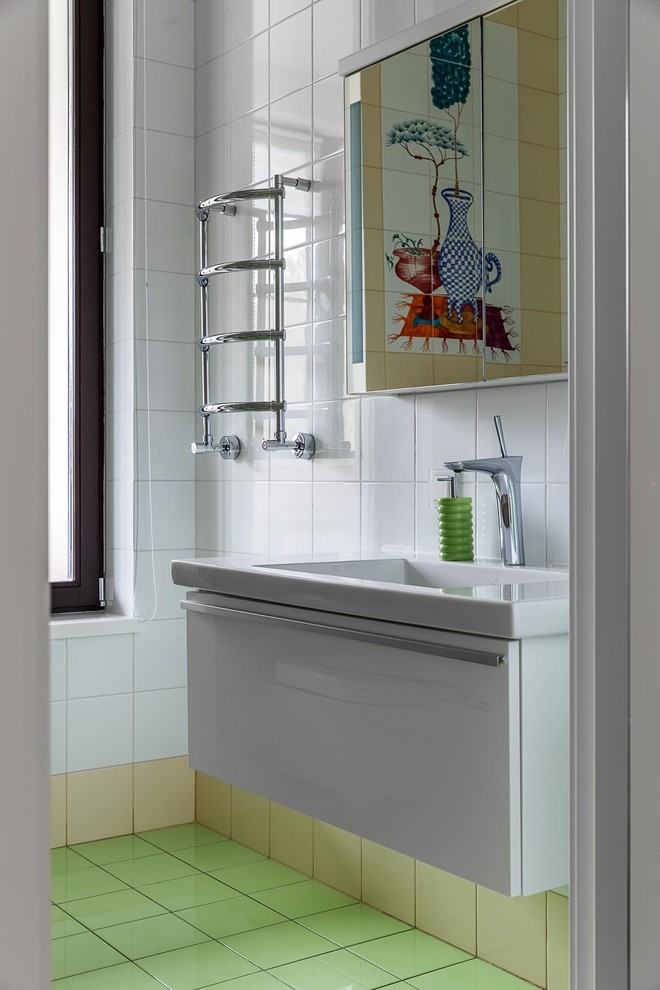 Пример оригинального дизайна: детская ванная комната в современном стиле с плоскими фасадами, белыми фасадами, белой плиткой, зеленой плиткой и монолитной раковиной
