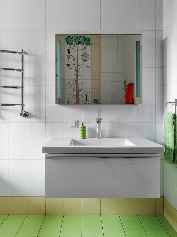 Foto di una stanza da bagno design con ante lisce, ante bianche, pareti bianche e lavabo da incasso