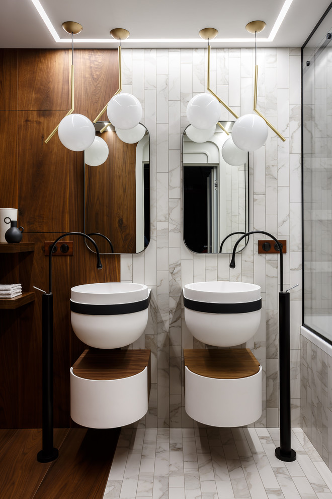 Источник вдохновения для домашнего уюта: ванная комната в современном стиле с плоскими фасадами, белыми фасадами, белой плиткой, коричневыми стенами, подвесной раковиной и белым полом