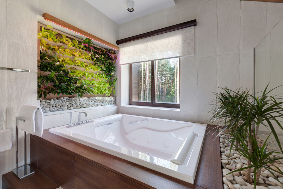 Идея дизайна: главная ванная комната в современном стиле с накладной ванной и белыми стенами