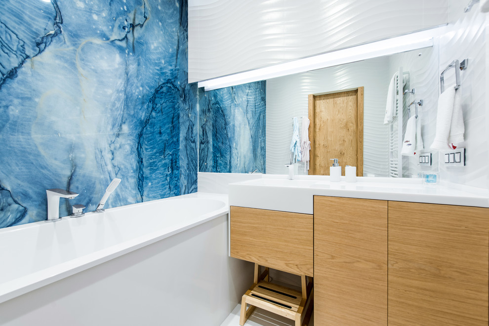 Ispirazione per una stanza da bagno padronale contemporanea con ante lisce, ante in legno scuro, vasca ad alcova, piastrelle blu, piastrelle bianche e lavabo integrato