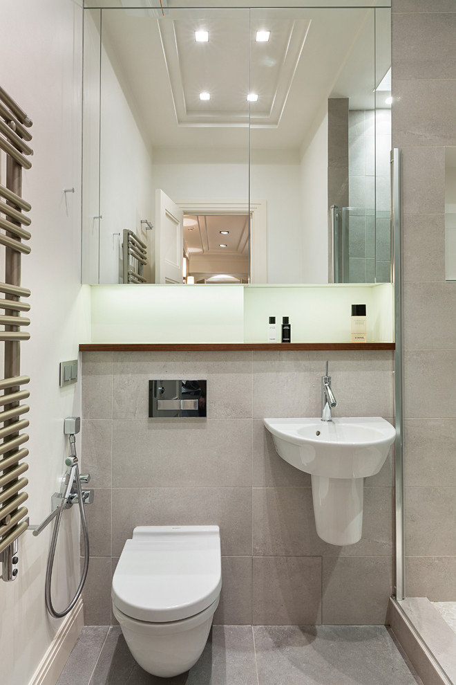 Esempio di una stanza da bagno con doccia minimal di medie dimensioni con lavabo sospeso, doccia alcova, WC sospeso, piastrelle grigie, piastrelle in ceramica, pavimento con piastrelle in ceramica e pareti grigie