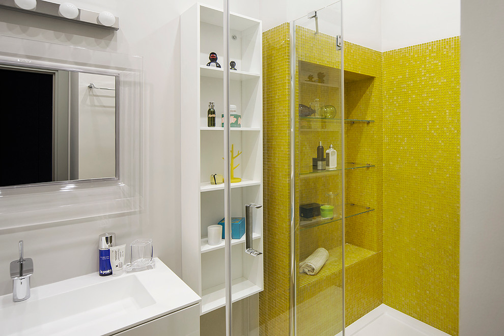Esempio di una stanza da bagno con doccia contemporanea con ante lisce, ante bianche, doccia alcova, piastrelle gialle, piastrelle a mosaico, pareti bianche e lavabo integrato