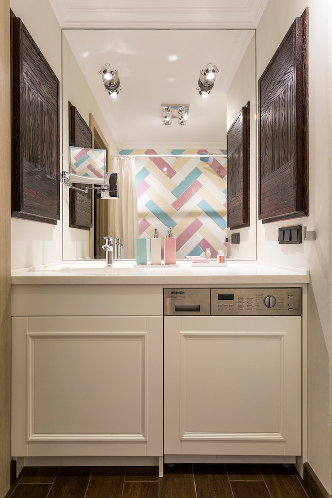 Cette photo montre une salle de bain principale tendance avec des portes de placard blanches, un mur blanc, un lavabo intégré et un sol marron.