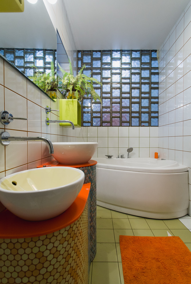 Источник вдохновения для домашнего уюта: ванная комната в современном стиле с настольной раковиной, угловой ванной, разноцветной плиткой, плиткой мозаикой, зеленым полом и оранжевой столешницей