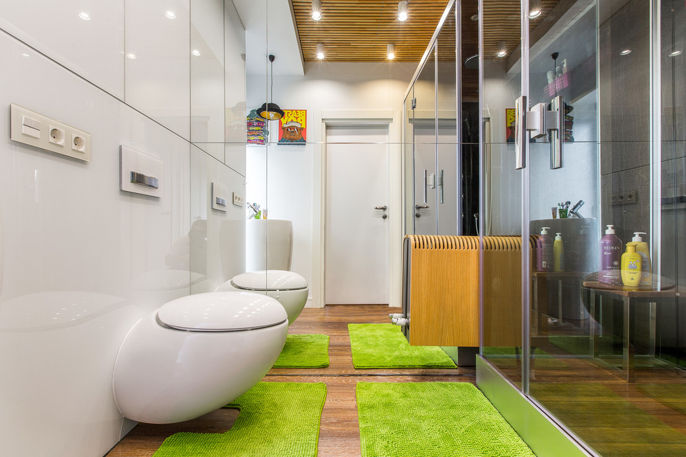 На фото: ванная комната в современном стиле с душем в нише, инсталляцией, белыми стенами и душевой кабиной с