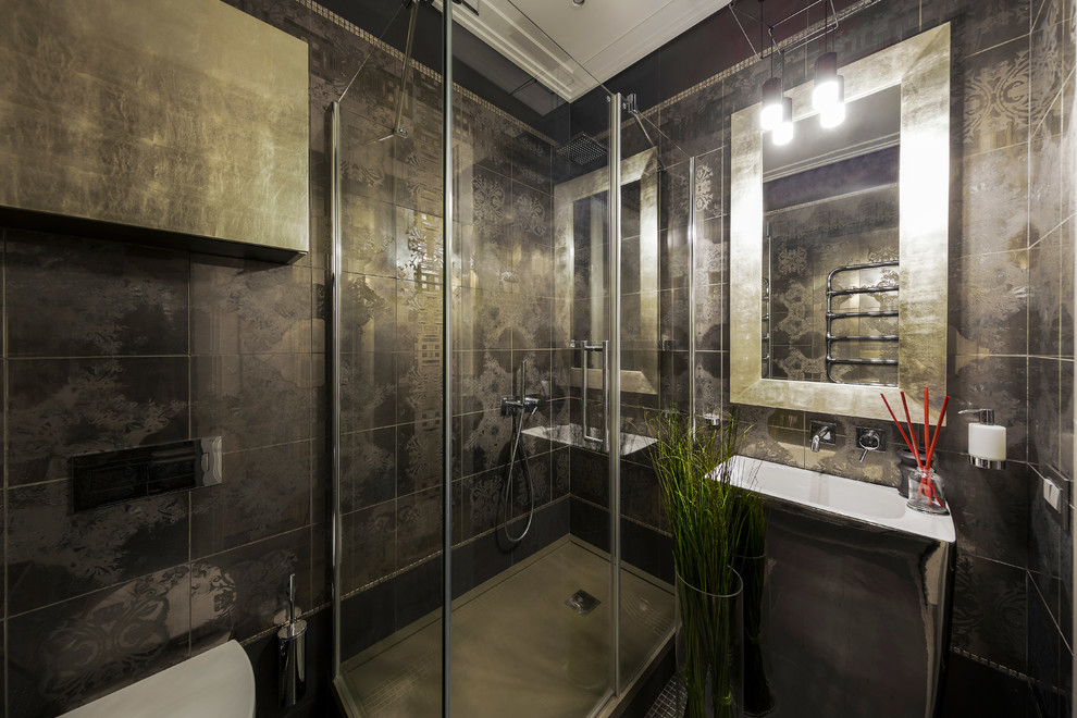 На фото: ванная комната в современном стиле с угловым душем, черной плиткой, душевой кабиной, раковиной с пьедесталом, серыми стенами и душем с распашными дверями