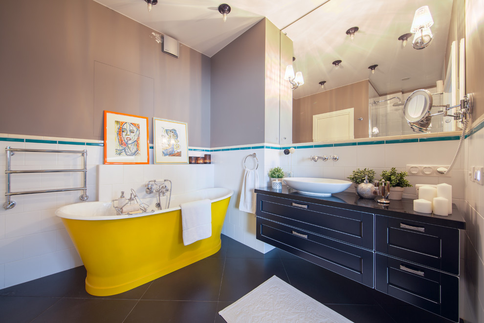Идея дизайна: главная ванная комната в современном стиле с фасадами в стиле шейкер, черными фасадами, отдельно стоящей ванной, белой плиткой, серыми стенами и настольной раковиной