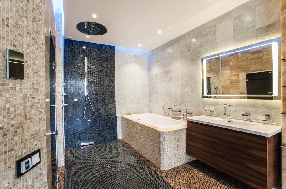 На фото: главная ванная комната в современном стиле с плоскими фасадами, темными деревянными фасадами, открытым душем, разноцветной плиткой, плиткой мозаикой, монолитной раковиной, накладной ванной и открытым душем