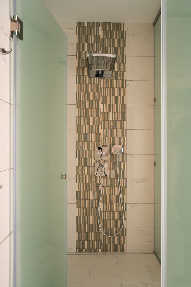 Ejemplo de cuarto de baño actual grande con baldosas y/o azulejos beige, baldosas y/o azulejos en mosaico, suelo de baldosas de porcelana, suelo beige y ducha empotrada