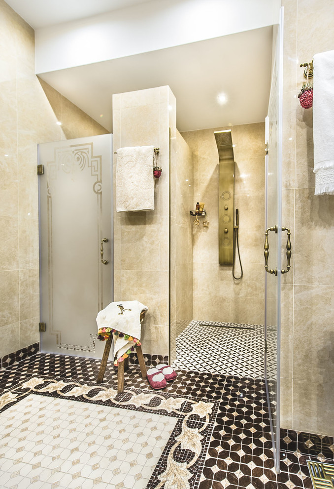 На фото: большая ванная комната в классическом стиле с керамической плиткой, бежевыми стенами, полом из керамогранита и бежевой плиткой