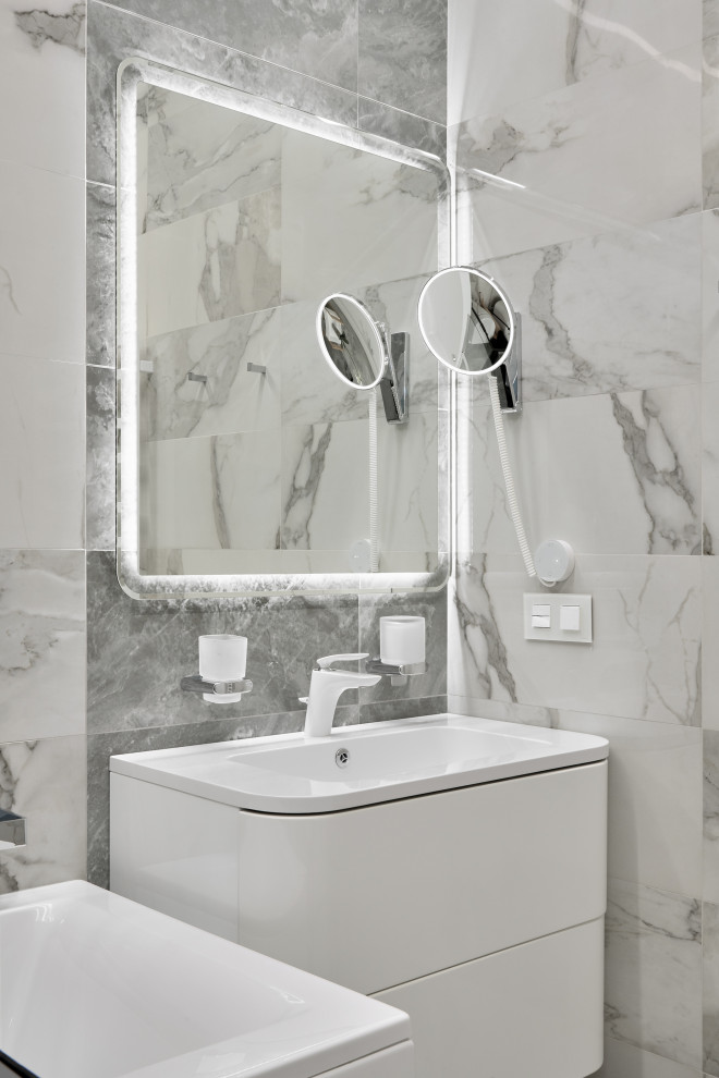Foto di una stanza da bagno design con ante lisce, ante bianche, piastrelle bianche e lavabo a consolle
