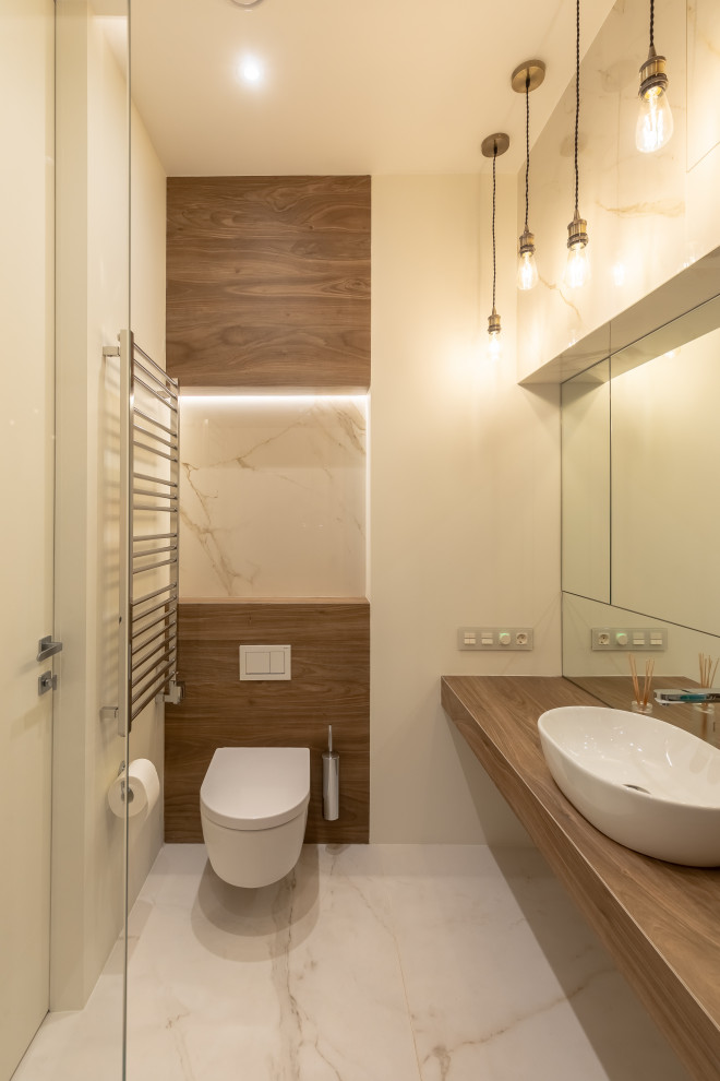Источник вдохновения для домашнего уюта: ванная комната в стиле неоклассика (современная классика) с белыми фасадами, белыми стенами и белым полом