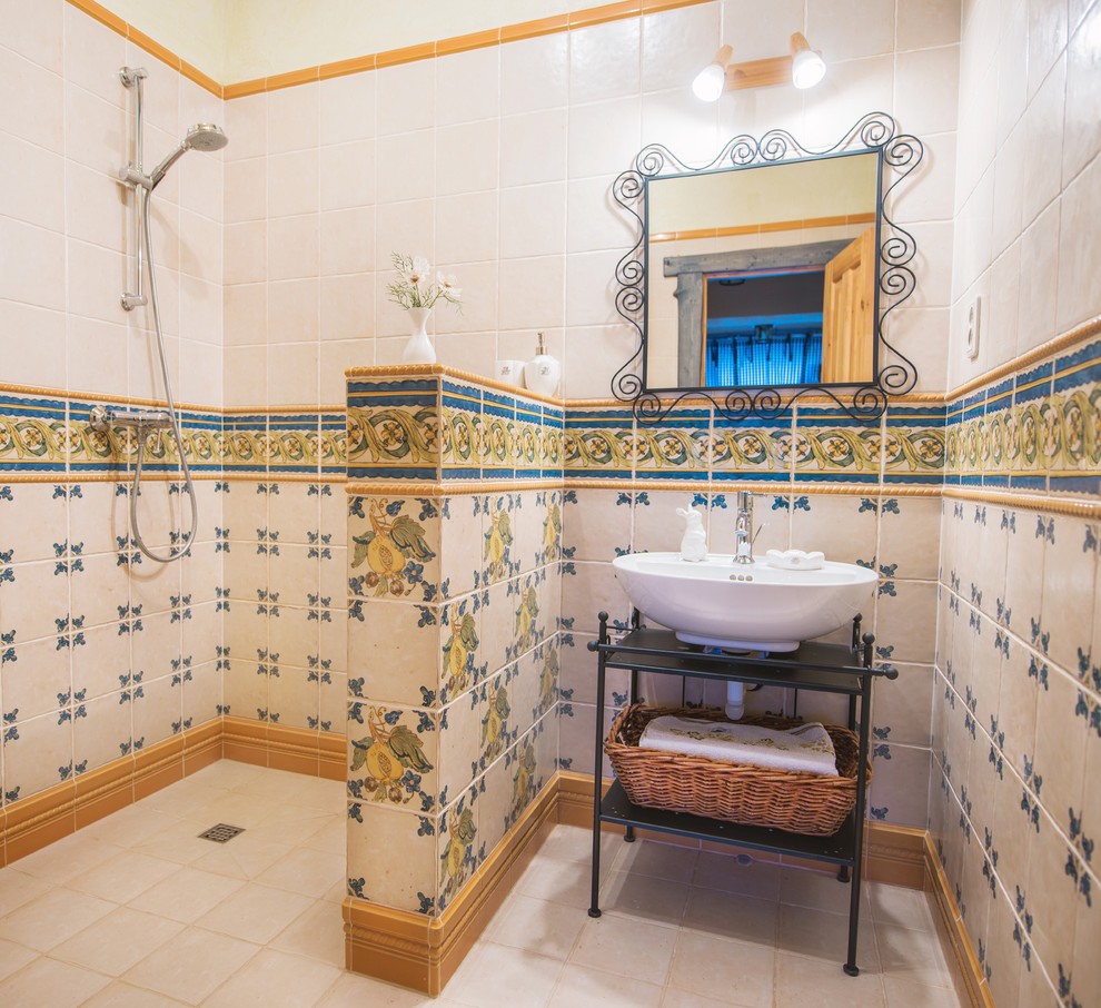 Стильный дизайн: ванная комната в средиземноморском стиле с открытым душем, разноцветной плиткой, белыми стенами, настольной раковиной и открытым душем - последний тренд