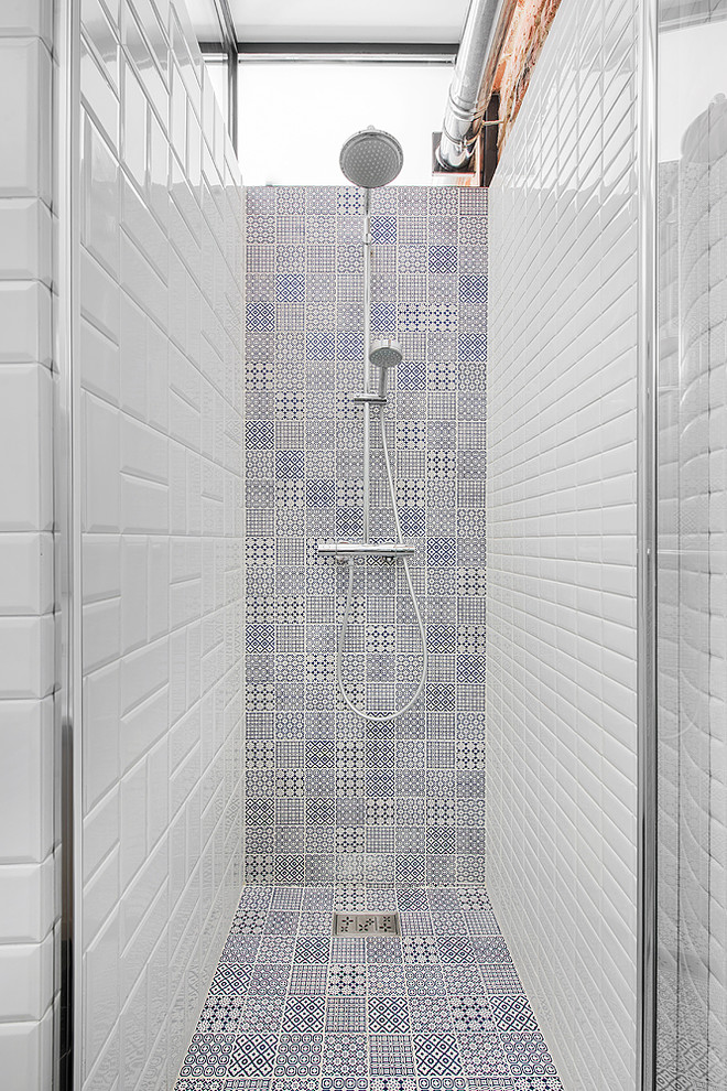 Idéer för att renovera ett minimalistiskt badrum med dusch, med en dusch i en alkov, vit kakel, tunnelbanekakel och dusch med gångjärnsdörr