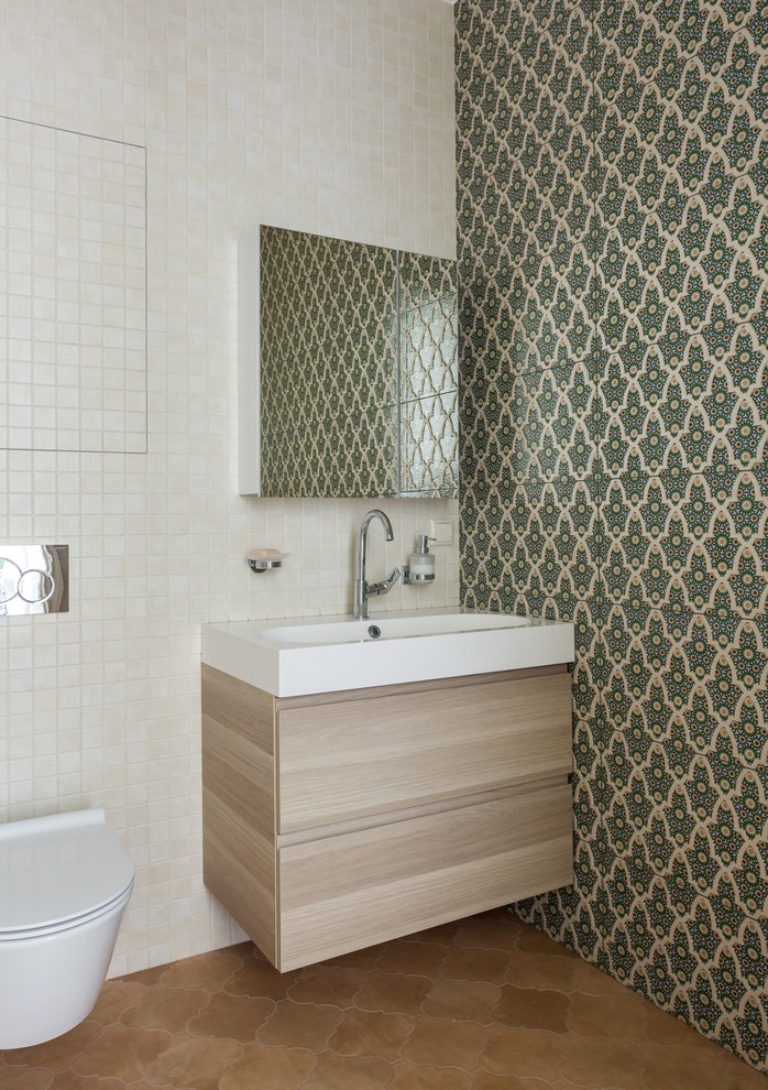 Inspiration för små klassiska vitt badrum med dusch, med släta luckor, beige skåp, våtrum, en vägghängd toalettstol, flerfärgad kakel, keramikplattor, gröna väggar, mosaikgolv, ett väggmonterat handfat, bänkskiva i kvartsit, brunt golv och dusch med gångjärnsdörr