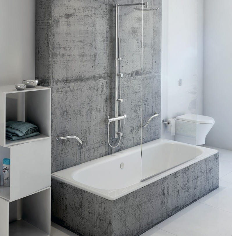 Foto på ett funkis badrum, med ett undermonterat badkar
