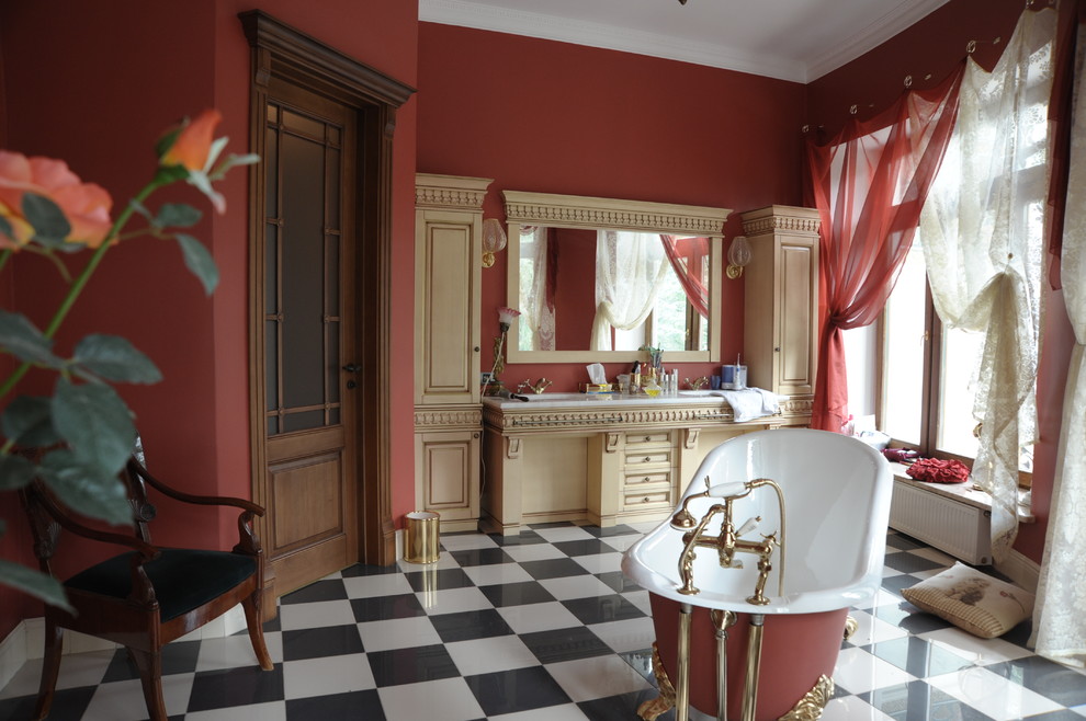 Стильный дизайн: главная ванная комната в классическом стиле с ванной на ножках - последний тренд