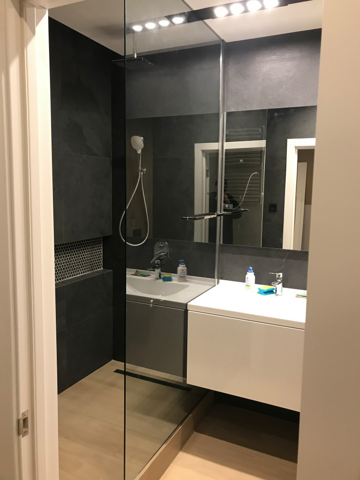 Ejemplo de cuarto de baño actual pequeño con puertas de armario blancas, baldosas y/o azulejos negros, paredes negras, lavabo encastrado, ducha abierta y encimeras blancas