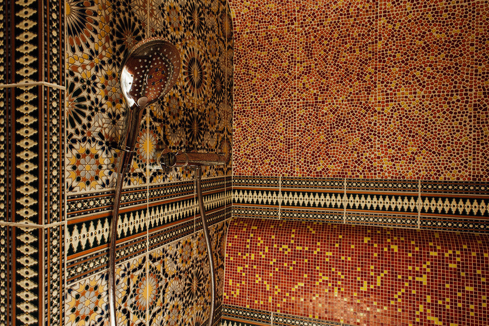 Imagen de cuarto de baño de estilo zen con baldosas y/o azulejos multicolor