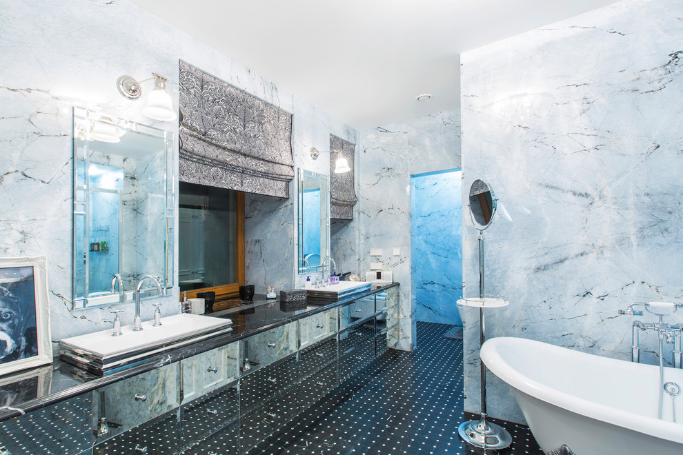 Aménagement d'une grande salle de bain principale classique avec un carrelage bleu, du carrelage en marbre, un sol en marbre, un plan de toilette en marbre, un sol noir, un mur gris, une baignoire indépendante, une vasque et un placard à porte plane.