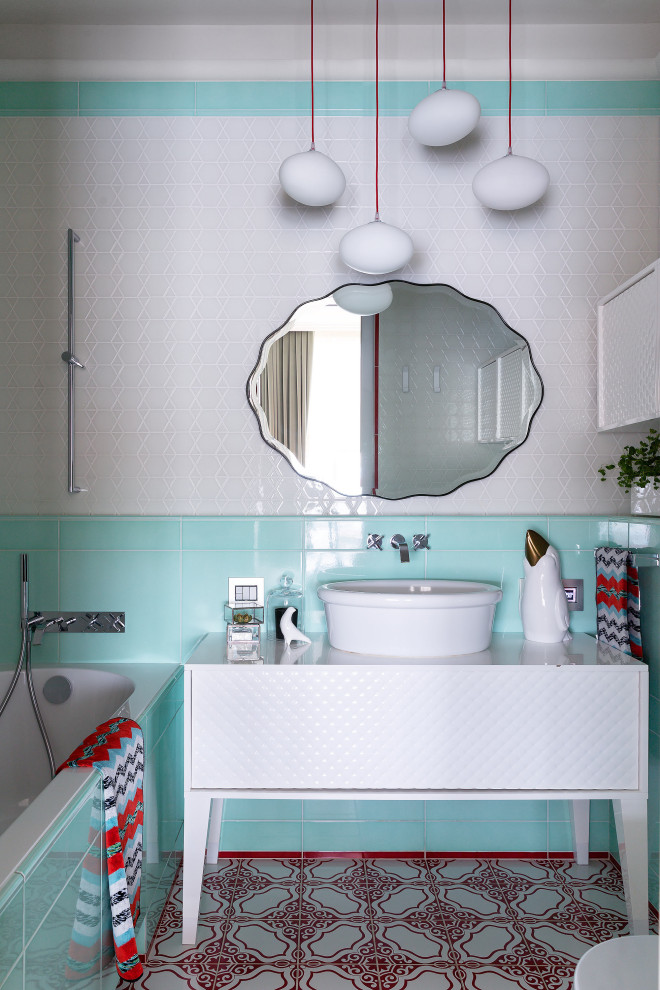 Modernes Badezimmer mit flächenbündigen Schrankfronten, weißen Schränken, Badewanne in Nische, weißer Wandfarbe, Aufsatzwaschbecken, buntem Boden, Einzelwaschbecken und freistehendem Waschtisch in Moskau