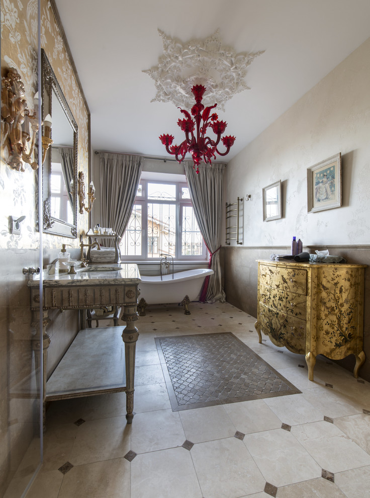Bild på ett eklektiskt en-suite badrum, med ett badkar med tassar, travertin golv, ett konsol handfat och marmorbänkskiva