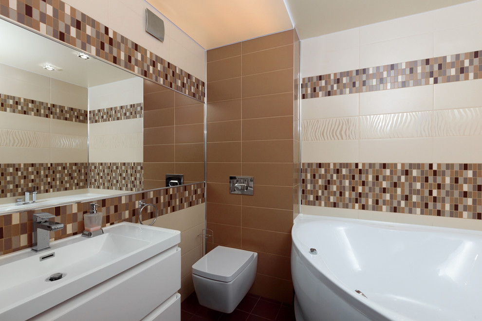 Свежая идея для дизайна: главная ванная комната среднего размера в современном стиле с угловой ванной, инсталляцией, бежевой плиткой, керамической плиткой, бежевыми стенами, полом из керамической плитки и подвесной раковиной - отличное фото интерьера