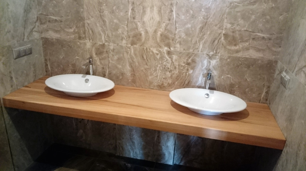 Großes Industrial Badezimmer En Suite mit hellen Holzschränken, Waschtisch aus Holz, beiger Waschtischplatte, Doppelwaschbecken und schwebendem Waschtisch in Moskau