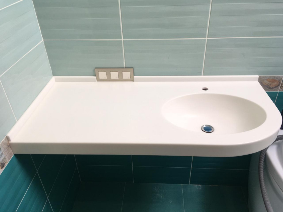 Пример оригинального дизайна: маленькая главная ванная комната в современном стиле с гидромассажной ванной, зеленой плиткой, керамической плиткой, зелеными стенами, врезной раковиной, столешницей из искусственного камня, белой столешницей и тумбой под одну раковину для на участке и в саду